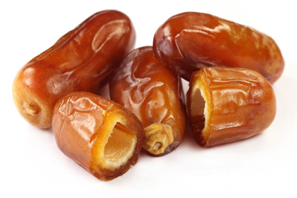 3. Chà là. Chứa kali, đồng, sắt, mangan, magiê và vitamin B6. Những cây thuộc họ chà là cũng là loại quả dễ tiêu hóa. Loại quả này là liệu pháp tuyệt vời nhất để thay thế những chất ngọt nhân tạo. Trước khi dùng, hãy ngâm quả chà là chín vào nước ấm cho nó mềm.