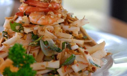 Gỏi củ hũ dừa. Nguyên liệu chính là phần ngọn non của thân cây dừa. Vị giòn của củ hũ dừa kết hợp với vị chua ngọt của nước chấm tạo nét rất đặc trưng của món ăn. Món gỏi này thường dùng làm món khai vị.