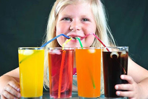 Mẹ đừng nhầm đồ ngọt là kẹo bánh, các đồ uống có ga lôi cuốn trẻ cũng thường chứa nhiều chất ngọt. Uống nhiều loại nước này đẩy nhanh quá trình đào thải canxi qua đường nước tiểu. Do đó, lượng nước ngọt trong cơ thể càng nhiều thì nguy cơ trẻ thiếu canxi càng tăng, ảnh hưởng rất lớn tới sự phát triển chiều cao.