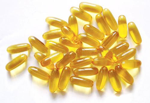 Sử dụng dầu chứa vitamin E. Dầu vitamin E là một trong những liệu pháp tốt nhất giúp giảm rụng tóc và phục hồi mi mắt. Dùng tăm bông thấm dầu vitamin E chải lên mi. Dầu vitamin E sẽ gây cảm giác nhớp nháp nhưng không hề có hại cho mắt.