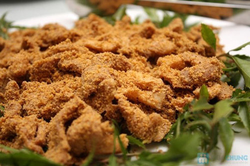 Thịt được để nguyên miếng rồi nướng qua cho se các mặt cắt. Sau đó thái lát mỏng rồi ướp chút muối gia vị, rồi trộn đều với thín sao cho bám đều các mặt các miếng thịt. Sau đó cho thịt vào những ống nứa tươi có lót lá ổi phía dưới.