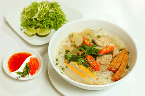 Chả cá Quy Nhơn. Chả cá Quy Nhơn là món chả đặc sản của đất Bình Định. Cá phải tươi, con cá vừa đúng kích thước (theo kinh nghiệm), và chọn loại cá để gia giãm pha trộn chế biến sao cho miếng chả thơm – không tanh – dai – giòn…