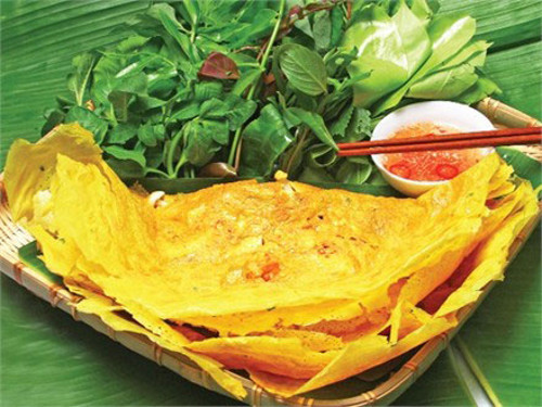 Bánh có hương vị thơm lừng của bột, nghệ, nước cốt dừa, thịt, tép, bông điên điển, mỡ, hành, tiêu, tỏi và nhiều thứ gia vị khác