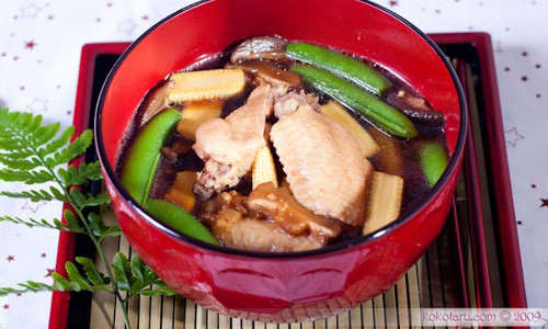 Súp miso nấu thịt gà. Món súp miso này rất dễ nấu, thời gian nấu cũng không quá lâu. Ngâm nấm đông cô cho nở và mềm. Giữ lại phần nước ngâm nấm, còn nấm đem rửa sạch, thái lát mỏng.