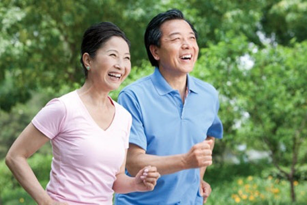Tập thể dục. Nghiên cứu cho thấy rằng tập thể dục có thể làm giảm cảm giác “bốc hỏa”, thực tế có thể giảm tới 55% hiện tượng nóng ran. Tập thể dục còn giúp xương chắc khỏe bởi xương yếu dần đi khi mất đi tác động tích cực của estrogen. Một ngày nên dành 30 phút chạy bộ để giữ nhịp tim đều đặn. Yoga cũng là một hình thức tập thể dục tốt giúp lấy lại sự bình tĩnh và ổn định cảm xúc.