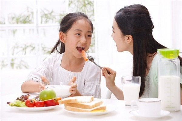 3. Bỏ qua bữa ăn sáng. Không những làm bạn kiệt quệ sinh lực trong ngày mà còn tăng chứng béo phì, tiểu đường và suy giảm hệ miễn dịch. Không ăn sáng sẽ dẫn đến kết quả bạn sẽ kết thúc một ngày bằng việc lựa chọn thực phẩm sai lầm. Hãy bắt đầu bữa sáng bằng vài lát bánh mì cộng một ly nước trái cây. Những thực phẩm này sẽ nâng dần lượng đường trong máu.