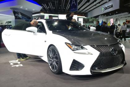 New Lexus RC F được đánh giá là một chiếc xe tốt về cả thiết kế lẫn động cơ. Tuy nhiên, các chi tiết chất liệu sợi carbon khá lạc lõng với tổng thể mảnh mai của chiếc xe.