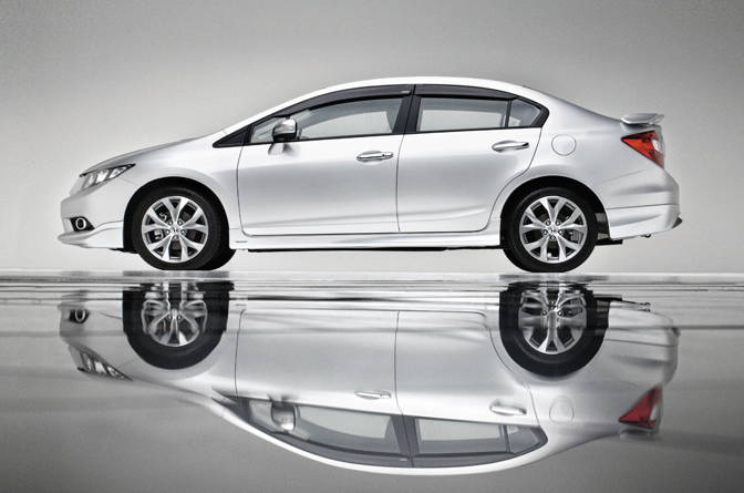 Lưới tản nhiệt phía trước với hình dáng tổ ong thay vì logo Honda, hiện nay, các phụ tùng chrome đã được sử dụng. Ngoài ra, bộ hòa khí chrome cũng đem đến sự nổi bật. Gam màu mới – Xanh Twilight sẽ bổ sung thêm vào các gam màu xám, đen, trắng và bạc ở các phiên bản CR–V trước đó.