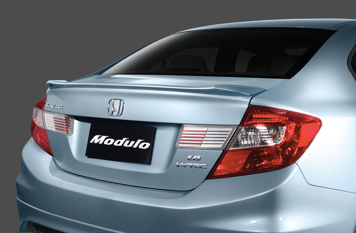 Civic tiếp tục sử dụng động cơ 1.8 lít mạnh 141 mã lực, mô-men xoắn 174 Nm và loại 2.0 lít, mạnh 155 mã lực và 190 Nm. Cả hai động cơ SOHC i-VTEC kết hợp với hộp số tự động 5 cấp, lẫy sang số trên vô lăng cho bản 2.0 S.