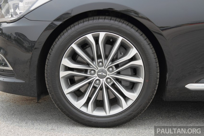 Xe vận hành trên hệ thống bánh 18 inch, chất liệu hợp kim trắng.