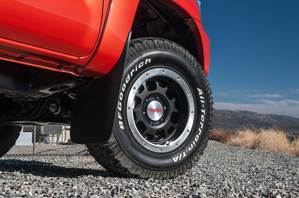 Vành hợp kim kích cỡ 17 inch đi kèm với bộ lốp All-Terrain T/A.