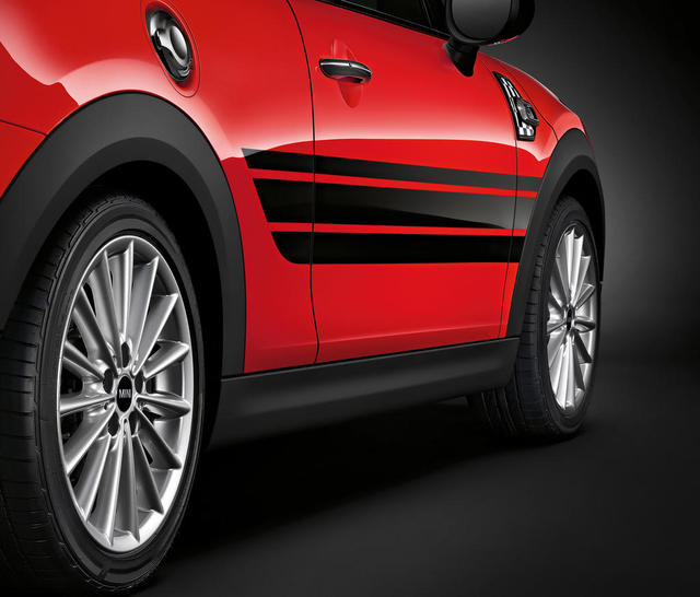 MINI Cooper mới nhất sẽ vận hành trên hệ thống bánh xe 18 inch của John Cooper Work mang màu đen Jet đặc biệt.