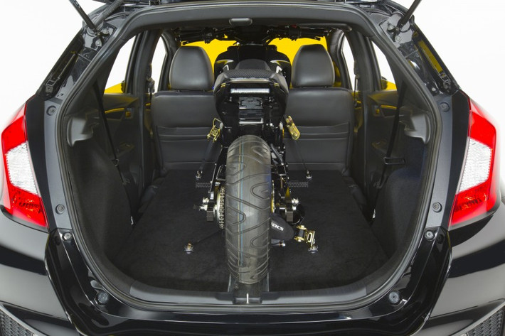 Bên cạnh Fit, tại triển lãm này, Honda cũng đồng thời giới thiệu dòng xe đua HPD động cơ "thùng", thêm vào đó là các mẫu mô tô địa hình Pioneer 500 (UTV), NC700X, CBR300R và mẫu Groms thuộc dòng Powersports.