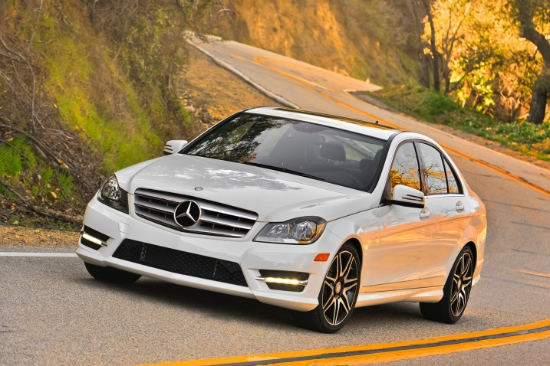 Mercedes-Benz C-Class 4Matic 2015: Được tái thiết kế lại hoàn toàn, Mercedes C-Class 4Matic có 2 phiên bản với 2 loại động cơ khác nhau: 2.0 lít turbo 4 xi-lanh, 3.0 lít turbo V6. Cả 2 phiên bản này đều sử dụng hộp số 7 cấp. Phong cách nổi bật chính là điều mà mẫu sedan C-Class mới này thành công hơn so với người tiền nhiệm của mình.
