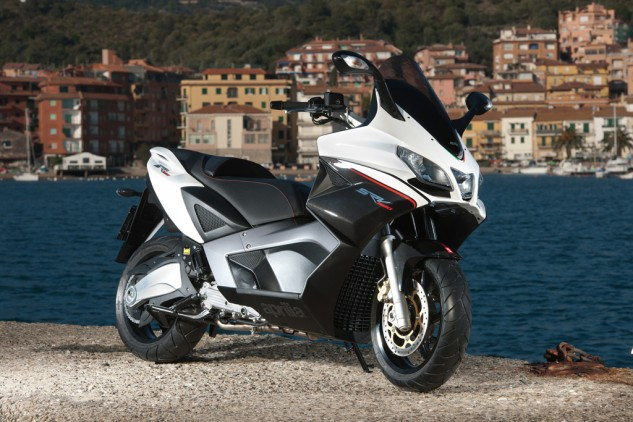 Aprilia SRV 850 Scooter được thiết kế dựa trên hình mẫu RSV4. Chiếc xe dung tích 839cc vận hành bởi động cơ V-Twin mạnh mẽ, uy lực. Mặc dù đã từng có tin đồn SRV 850 có khả năng được bán ở Califonia, tuy nhiên đến tận bây giờ tin đồn vẫn chỉ là tin đồn.