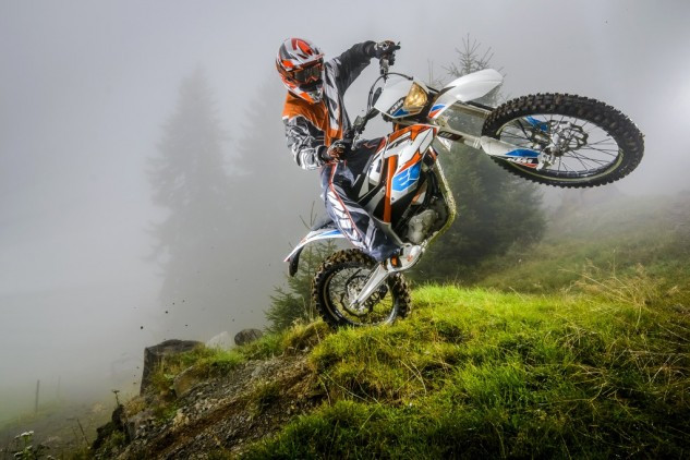 KTM Freeride 250R thậm chí còn nhẹ hơn các phiên bản trước đó với trọng lượng chỉ 92 kg. Đây là mẫu mô tô off-road mới dành cho người ít kinh nghiệm. Mẫu xe này có giá 6.555 Euro (khoảng 175 triệu đồng) tại thị trường châu Âu.