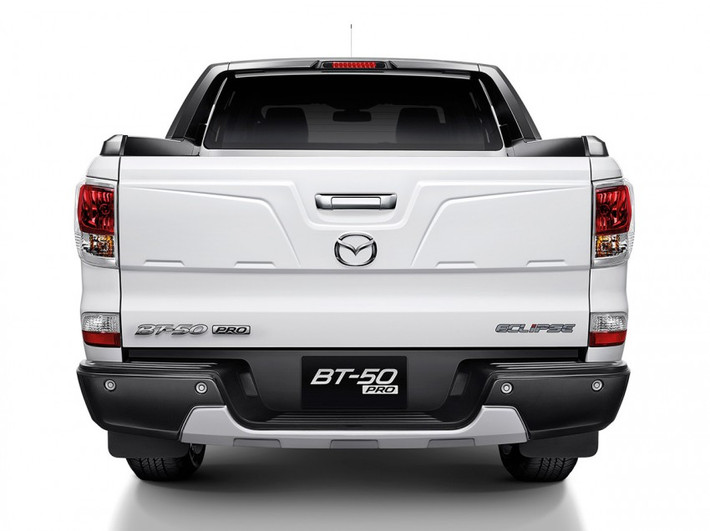 Sự khác biệt của BT-50 Pro Eclipse tập trung ở thùng xe phía sau. Thiết kế đèn hậu bản to thường thấy ở các mẫu BT-50 đã được thay thế bằng kiểu dáng nhỏ gọn, ôm sát 2 bên đuôi xe.