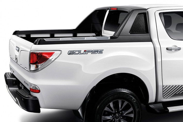 Các gói trang trí, nẹp thân chất liệu hợp kim đen-xám cùng đề-can, logo đã giúp hoàn thiện vẻ ngoài của chiếc xe bán tải này.