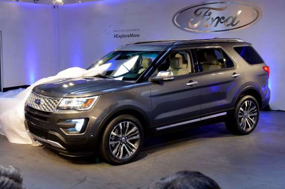 Ford Explorer phiên bản mới sở hữu loạt cải tiến ở cản trước, đèn pha và lưới tản nhiệt. Xe được trang bị động cơ EcoBoost V6, dung tích 3,5 lít, sản sinh công suất tối đa 365 mã lực và mô-men xoắn cực đại 474 Nm.