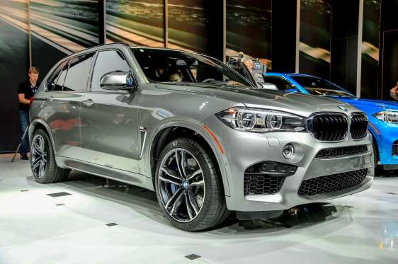 BMW X5M sử dụng động cơ V8 4.4L, sản sinh công suất 567 mã lực và mô-men xoắn cực đại 750 Nm tại tua máy 2.200 vòng/phút. Nội thất của chiếc xe được bọc chất liệu Alcantara cao cấp, bảng điều khiển sợi carbon, ghế thể thao bọc da.