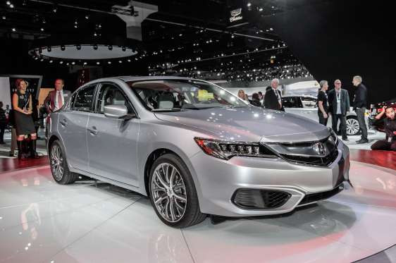 Acura ILX vận hành nhờ khối động cơ 2.0 lít 4 xi-lanh, với công suất tối đa 150 mã lực. Một số tính năng bổ sung được cung cấp thêm so với phiên bản Acura ILX 2013 gồm có hệ thống khóa an toàn thông minh và nút bấm khởi động, giao điện bảng điều khiển Pandora.