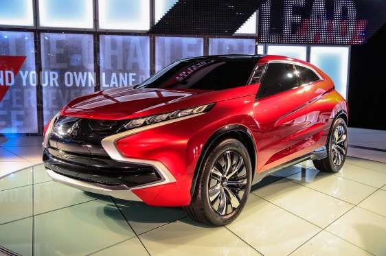 Mitsubishi Concept XR-PHEV sẽ sử dụng hệ dẫn động plug-in hybrid, đi kèm hộp số ly hợp kép 8 cấp và hệ dẫn động bốn bánh. XR-PHEV còn sở hữu thân xe bằng sợi carbon gia cường (CFRP), cánh gió bên khí động lực học, cánh sau cỡ lớn và bộ la-zăng nhôm 20 inch.