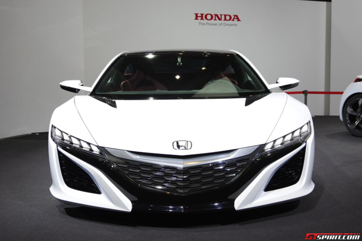Bộ mặt phía trước Honda NSX 2015 là sự bố trí hoàn hảo với thiết kế grille kiểu nông và bộ đèn pha thanh mảnh.