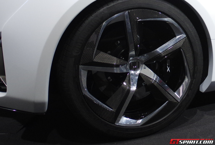 Thiết bị hãm xung được cố định bên trên biển số, tạo thành dáng chữ U. Honda NSX 2015 vận hành trên bánh xe kích cỡ lớn và chắc chắn.