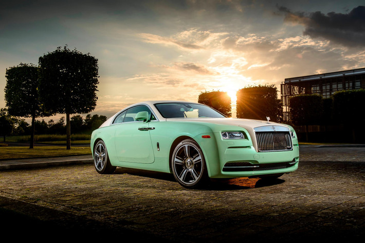 Mẫu Wraith với diện mạo màu xanh lá phối với tông màu kem là một sự sáng tạo tuyệt vời dành riêng cho bộ sưu tập của Michael Flux.