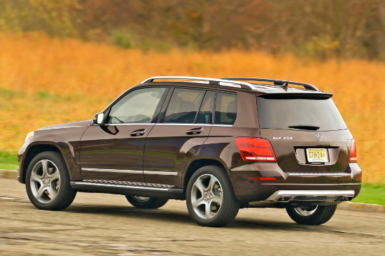 Mercedes-Benz GLK 2010-2013: Ưu điểm của chiếc xế hộp này là sở hữu động cơ 270 mã lực V6 cao cấp, hệ thống điều khiển tiện lợi, kích cỡ phù hợp, hệ thống điều hòa tự động, nội thất bọc da MB-Tex sang chảnh, đèn pha tự động, bánh hợp kim 19 inch và kết nối Bluetooth.