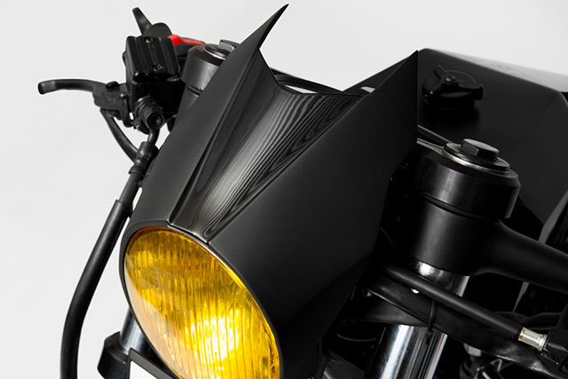 Tổ hợp đồng hồ tốc độ và đèn pha LED ánh sáng vàng của xe.