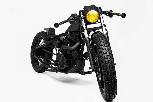 Royal Enfield là sự lựa chọn khá phổ biến tại Ấn Độ. Đáng tin cậy, dễ vận hành là những ưu điểm ít ỏi đối với một mẫu xe retro. Đó là lý do Aditya Green quyết tâm tạo ra một chiếc xe khác biệt hoàn toàn so với những chiếc Royal Enfield hiện hành.