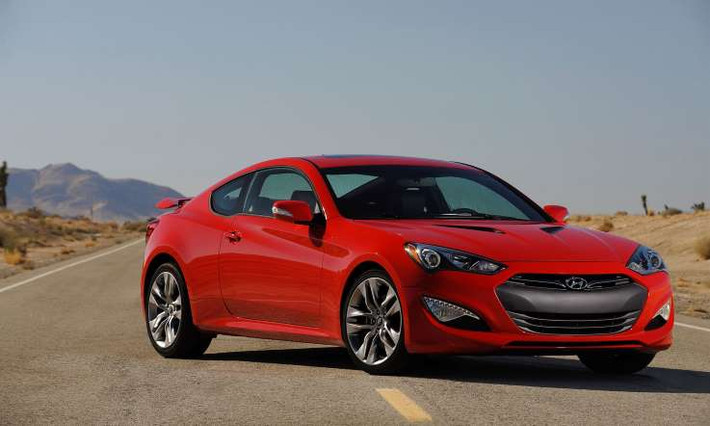 Hyundai Genesis Coupe 2.0T R-Spec 2014 được chế tạo như một mẫu coupe thể thao mạnh mẽ. Nó có biệt tài giữ chân khách hàng nhờ một loạt lựa chọn đa dạng. Ngoài ra, bộ động cơ cỡ lớn V6 cũng là một điểm cộng tuyệt vời.