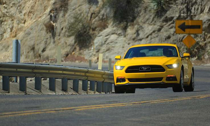 Ford Mustang 2015 là sự lựa chọn đáng tin cậy dành cho những khách hàng yêu thích dòng xe thể thao với mức giá dưới 25.000 USD. Ở phiên bản 2015, mọi chi tiết đều được làm mới, đi cùng trang bị động cơ EcoBoost 2.3L.