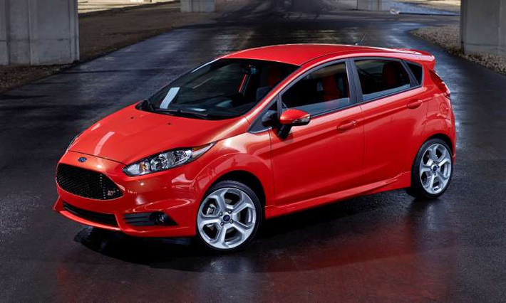 Ford Fiesta ST 2014 được vận hành bởi động cơ EcoBoost 4 xi-lanh 1.6L, giúp xe tăng tốc từ 0 lên 100km/h trong 6,4 giây. Hiện nay, mẫu xe này có giá từ 26.000 USD.