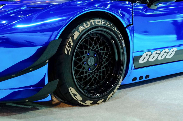 2. Mẫu Rocket Bunny Acura NSX với bánh xe được thiết kế bởi hãng 6666 Customs. Bánh sau kích thước 17x10,5 inch, bánh trước 17x9,5 inch đi cùng vỏ cao su của hãng Nitto NT05.