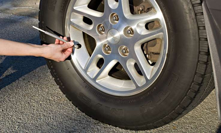 Kiểm tra lốp: Lốp xe bị mòn, lồi lõm chứng tỏ chiếc xe đã bị "bỏ xó" khá lâu hoặc từng bị va chạm. Cần kiểm tra áp suất không khí và sự đồng nhất của tất cả bánh xe để chắc rằng nó chưa bị thay lung tung.