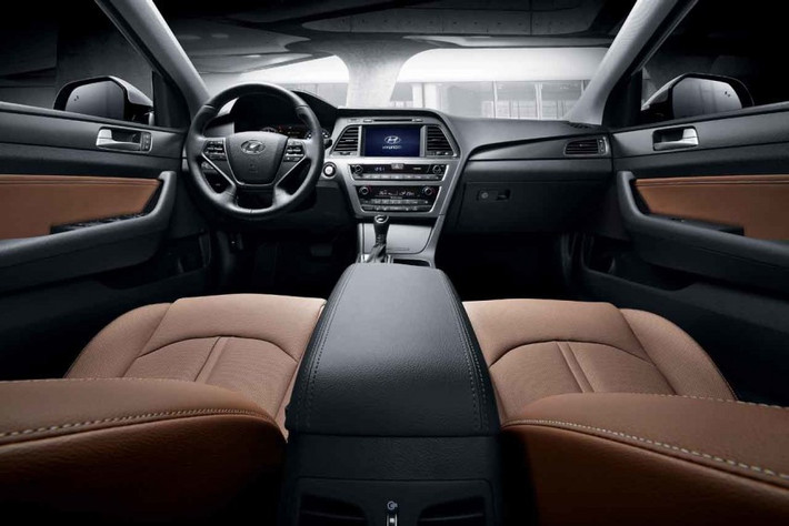 Hyundai Sonata 2015 được trang bị hàng loạt thiết bị đáng tiền của như chìa khóa thông minh với hệ thống khởi động bằng nút bấm, camera lùi, cảm biến va chạm, hệ thống túi khí 6 chiếc bao quanh thân xe.