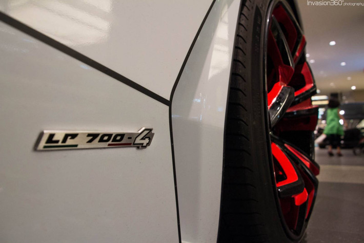 Tất cả tạo nên một chiếc "Tron" Lamborghini Aventador hoàn hảo đến khó cưỡng.