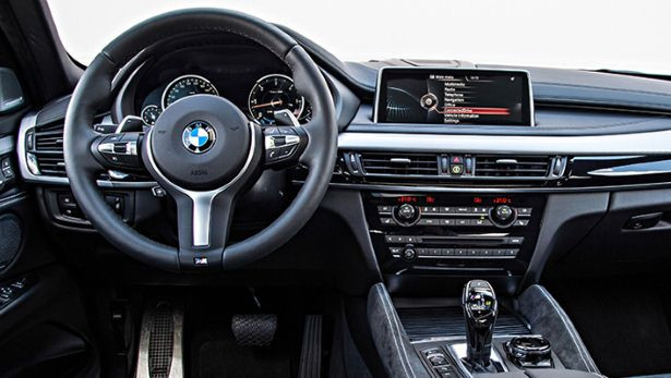 Bên trong nội thất, BMW X6 2015 cũng có những nâng cấp mới hiện đại hơn và thông minh hơn. Xe được ốp gỗ bạch dương sang trọng cùng với các chi tiết mạ crôm và bọc da.