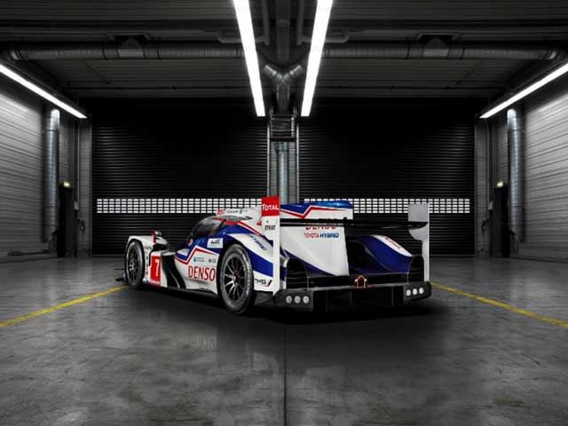 TS040 Hybrid tuy là mẫu xe đua kế nhiệm của TS030 Hybrid nhưng những cải tiến mới trên mẫu xe đua này đủ tầm để người ta gọi đây là sản phẩm của một cuộc cách mạng.