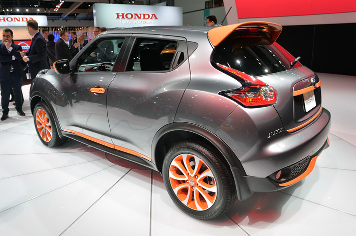Phiên bản Juke 2015 không có nhiều thay đổi đáng kể về ngoại hình, xe vẫn giữ kích thước cũ cũng như vẻ hầm hố của phiên bản 2014.