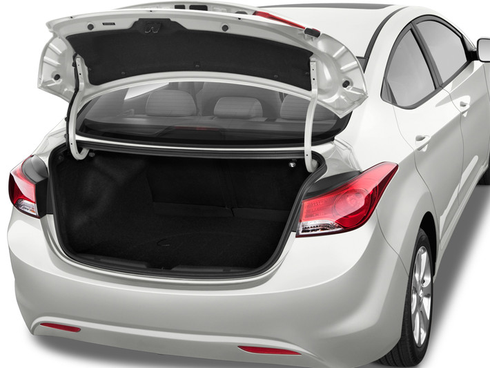 Khung gầm của Elantra 2016 cũng giống các phiên bản gần đây với chất liệu thép cứng hơn nhằm mục tích tăng cường độ bền cho xe, giảm hư tổn khi va chạm. Thay đổi này đã đưa Elantra mới đạt tiêu chuẩn an toàn tuyệt đối khi vận hành trên đường cao tốc.