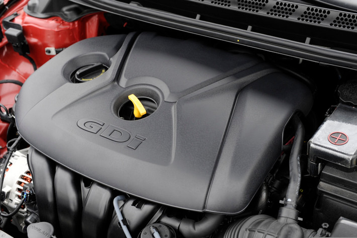 Elantra 2016 tiếp tục vận hành trên động cơ GDI 1.8L hoặc 2.0L. Các kỹ sư sẽ có những can thiệp, điều chỉnh nhỏ để tiết kiệm nhiên liệu và giảm lượng khí thải CO2.