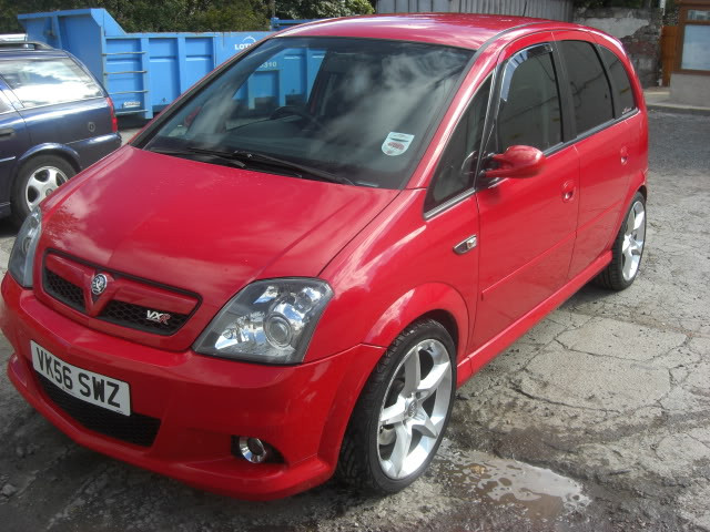 2. Vauxhall Meriva được đánh giá ưa nhìn hơn M-max do thiết kế lược bỏ cửa hậu. Xe có công suất 109 mã lực, tăng tốc từ 0 lên 100km/h trong 12,5 giây.