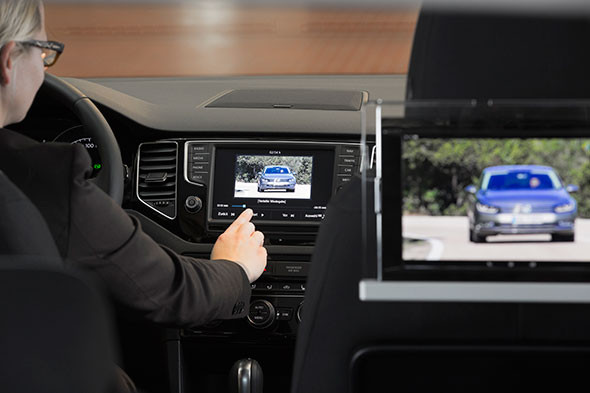 4) Media Control: Ngoài công nghệ định vị tự động, VW cũng đang nghiên cứu các dịch vụ khác như khả năng kiểm tra giá nhiên liệu tại các trạm bơm gần xe, tìm kiếm bãi đậu xe trong một thời điểm cụ thể. Đặc biệt, kết nối wifi trong xe là một tính năng tuyệt vời giúp bạn sử dụng và kết nối các thiết bị điện thoại thông minh, máy tính bảng...