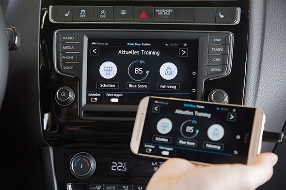 6) Tiết kiệm nhiên liệu: Volkswagen muốn giúp khách hàng cách lái xe hiệu quả hơn thông qua ứng dụng “Think Blue Trainer”. Ứng dụng này sẽ đưa ra những thách thức và có phần thưởng nếu bạn lái xe tốt. Những thông tin phản hồi tự động từ ứng dụng này sẽ giúp bạn vận hành xe thật hiệu quả, tiết kiệm nhiên liệu.