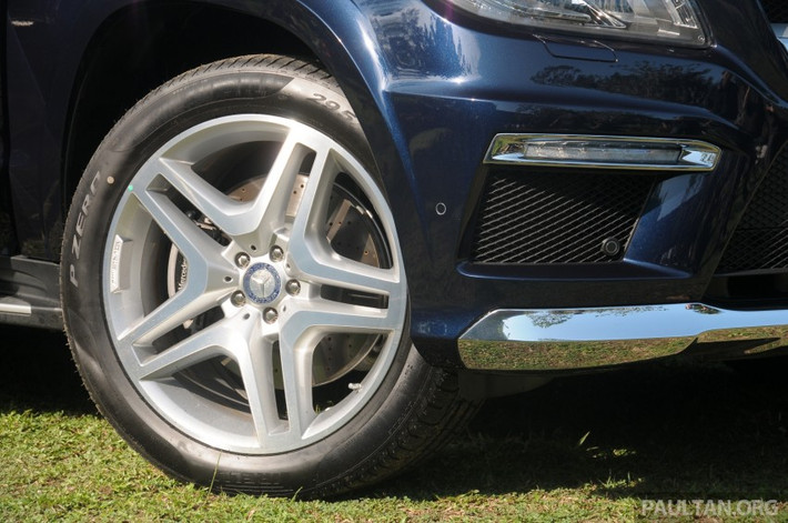 Bánh xe chất liệu nhôm kích cỡ 21 inch, đi kèm là bộ lốp P-ZERO 295/40R21.