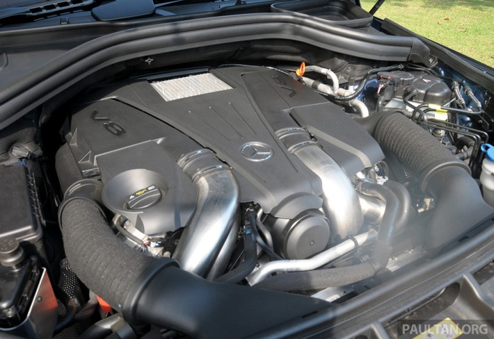 Thay đổi lớn nhất của GL 400 mới có lẽ nằm ở phần động cơ của xe. Theo đó, bộ động cơ 4,6 lít turbo kép V8 của phiên bản GL 500 được giới thiệu vào năm ngoái được thay thế bởi bộ động cơ V6 Turbo kép 3.0L mới, kích cỡ nhỏ gọn hơn.