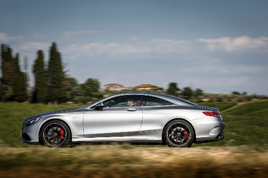 Mercedes-Benz S63 AMG 2015: Các đường cong uốn lượn, bề mặt nhấp nhô, màu sơn sắc nét là nét đặc biệt làm nên sức quyến rũ của mẫu xe này.